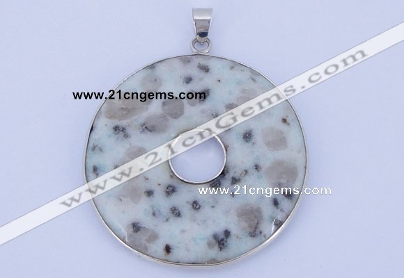 NGP615 5pcs 6*41mm kiwi stone with brass setting donut pendants